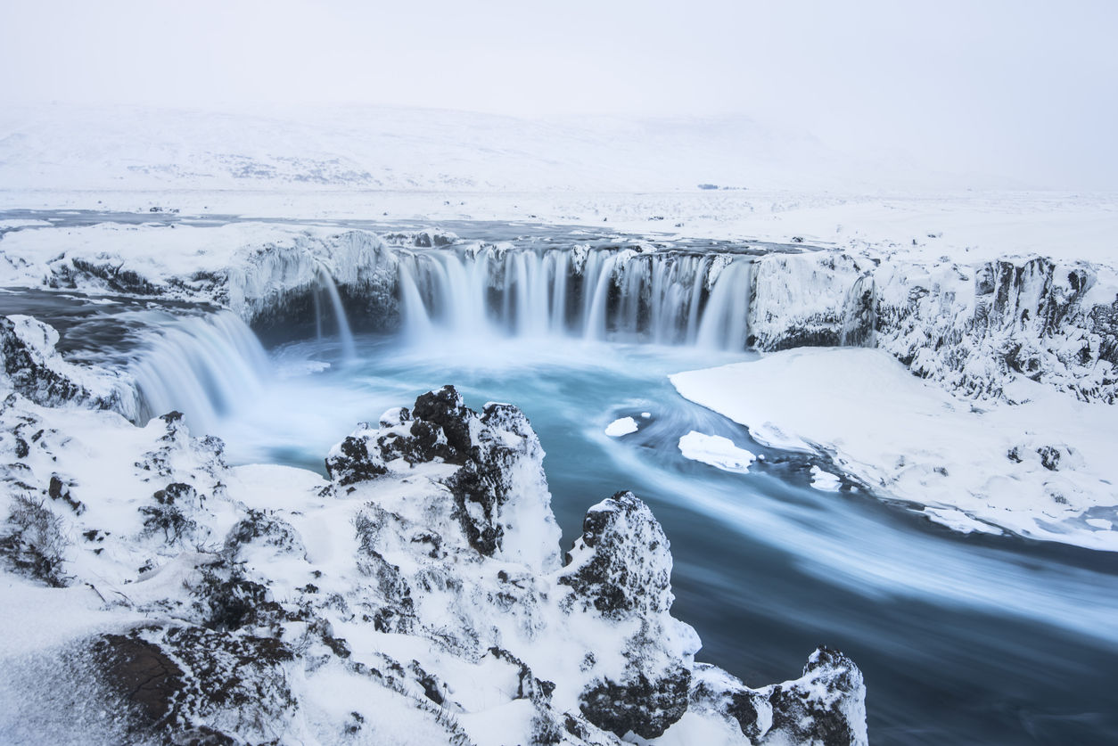 Godafoss. Překrásný vodopád Godafoss v zimě na Islandu, pokrytého sněhem, dlouhá expozice./