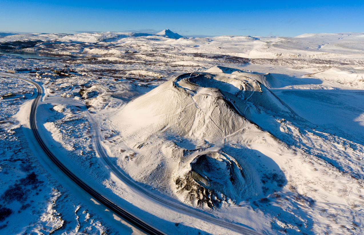 Sopka Grabrok na Islandu. Překrásný pohled na kráter sopky Grabrok na Islandu/